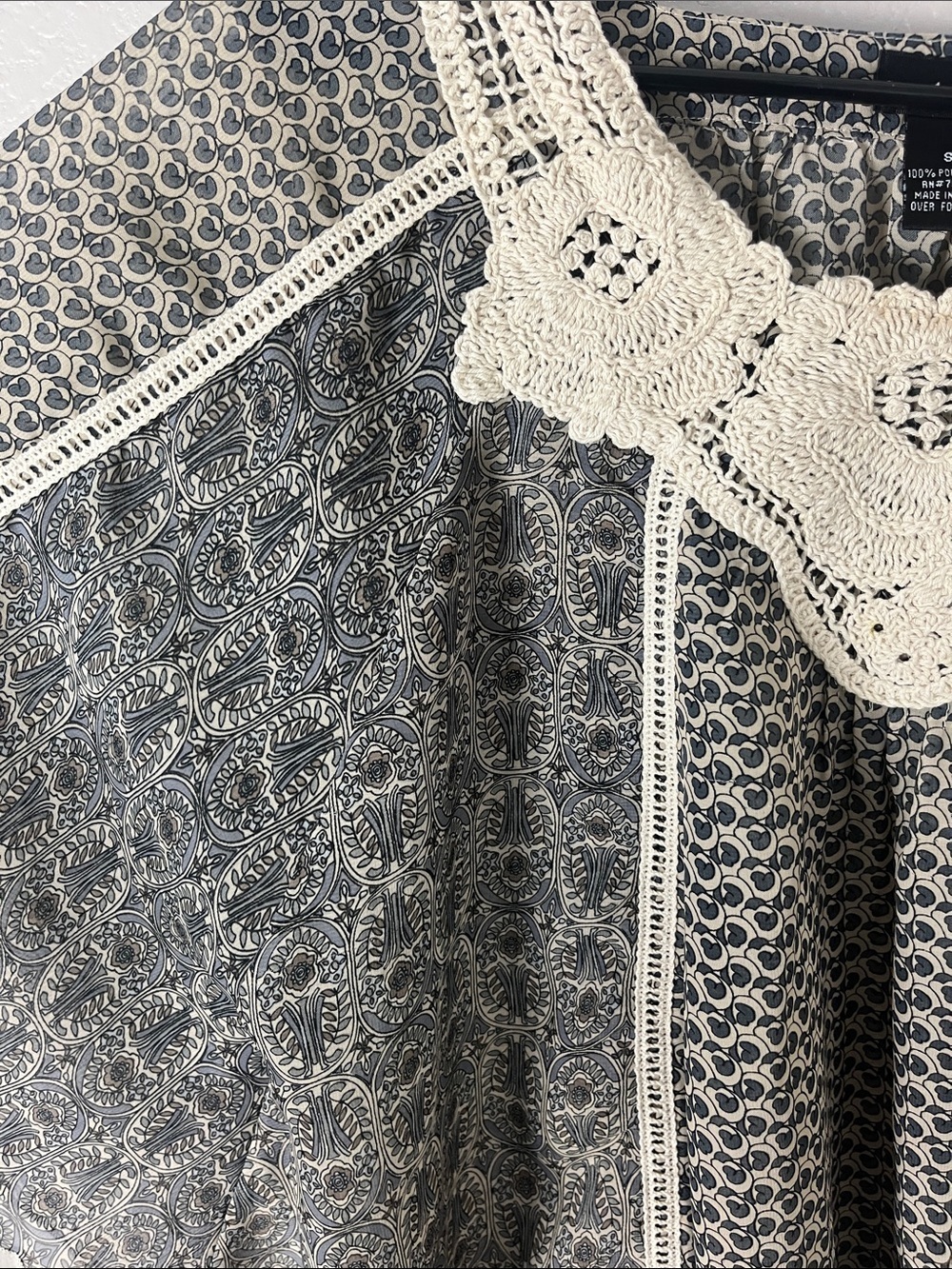 Wet Seal Gray Floral Print Blouse Cream Crochet Yoke Sz 8 Boho Chic TC0723 - Picture 7 of 7